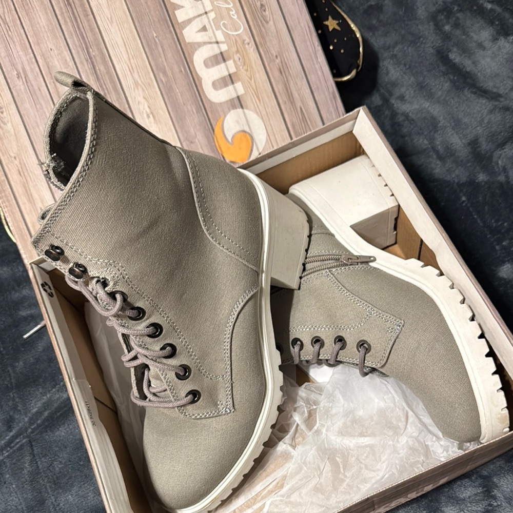 Stylish Gray Women's Boots